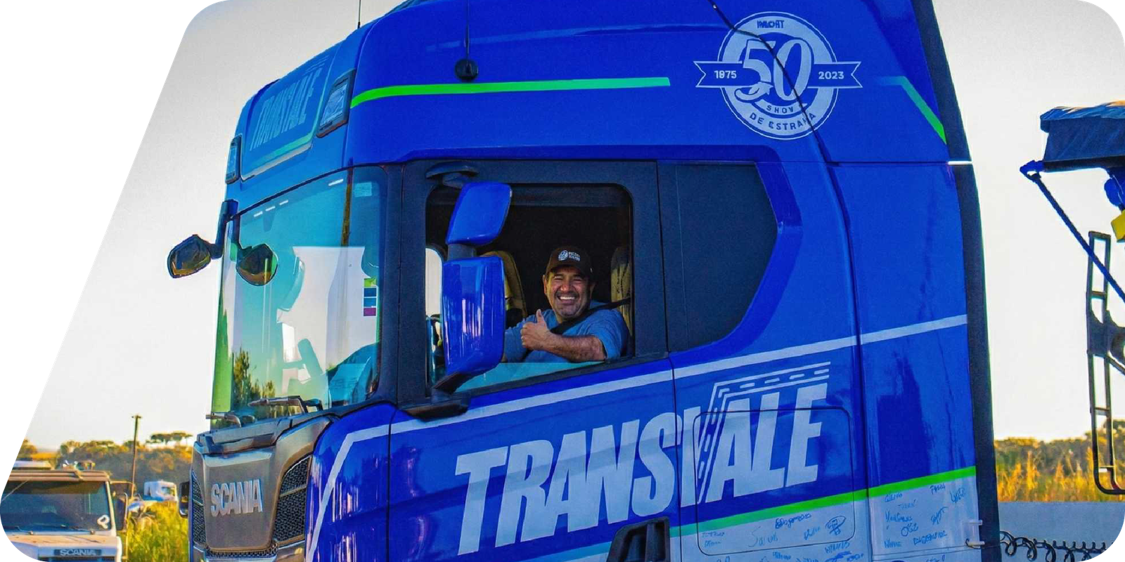 Caminhoneiro dirigindo